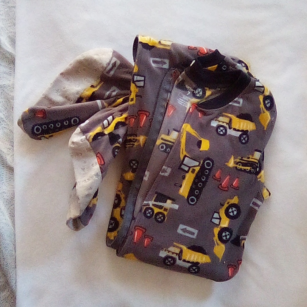 Carters Size 7 flame resistant 'ignifuge' footed zip-front pj's